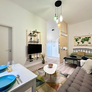 Colorful Condo By The Danube ---Free Parking---