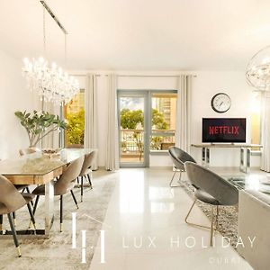 Lux - The Downtown Blvd Suite