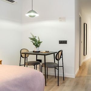 Studio Lit Queen-Size