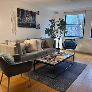 Hyde Park,3 Min Walk,Family Home! 2 Bedrooms & 2 Bathrooms Apartment! Fantastic Location