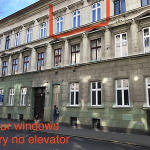 Perfect Location,Newly Decorated Modern, Large Place 60 M2, Really Quiet So You Can Have A Good Night Sleep, Ac, Netflix, Smart Tv, High-Speed Internet, World Famous New York Cafe Only 10 Minutes Walk