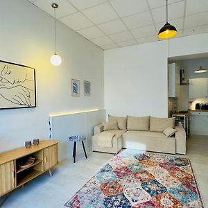 Studio Lit King-Size