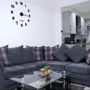 Newly Refurbished 2 Bed !