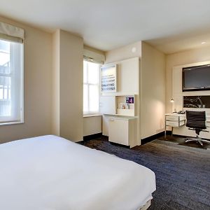 Chambre Accessible aux Personnes à Mobilité Réduite de Luxe Lit King-Size