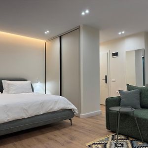 Studio Lit King-Size