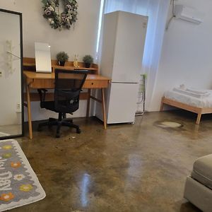 Studio Lit King-Size