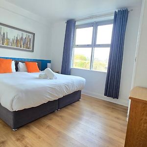 Cool Dockland Apt, Sleeps 5, With Parking