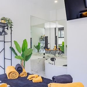 The Juanita Reina'S Jacuzzi Apartment