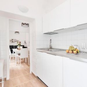 Apartment By The Colosseum - White Chic Flats