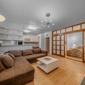 Huge Apartment Next To Train Station Close To The City Center