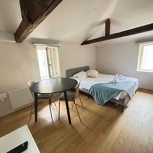 Studio Lit King-Size