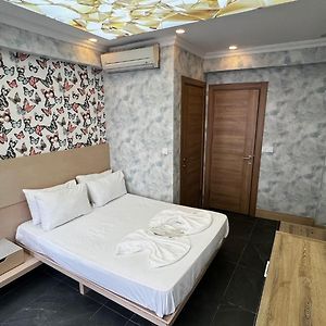 Studio Lit King-Size