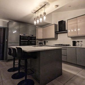 Beautiful 5 Bedroom Home Sleeps 12 People In Manchester