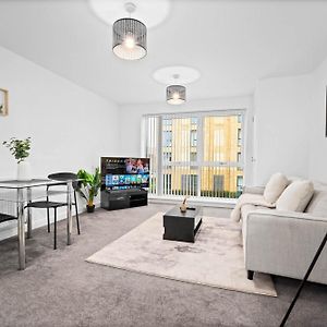 Luxury Central Apartment With Gated Access And Secure Parking 16Sl
