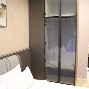 Studio Lit King-Size