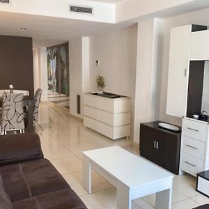 Appartement à 3 Chambres à Coucher