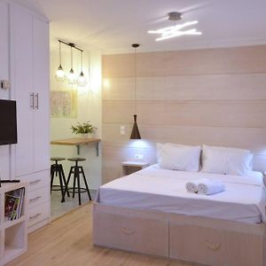 Studio Lit King-Size