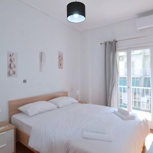 A Cozy Minimal Apartment At Koukaki, Dimitrako...