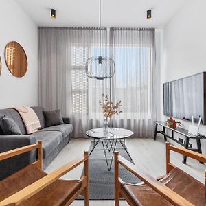 Vibrant Hafnatorg I Spacious Property With Expansive Garage