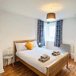 Modern Spacious Retreat Full Fibre Wi-Fi & Free Parking