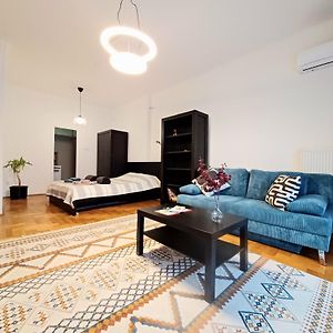 Hero'S Square Apartment
