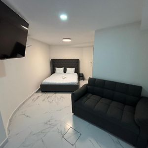 Studio Lit Queen-Size