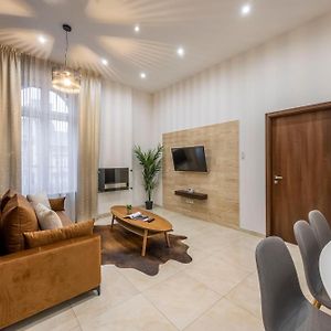 Luxe N' Charm Central Grand Suite By Prestige Homes