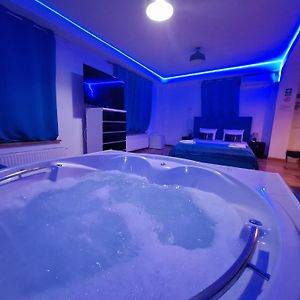 Studio Lit King-Size