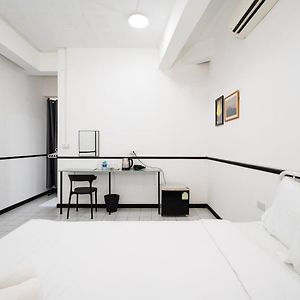 Studio Lit Queen-Size