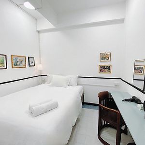 Studio Lit King-Size