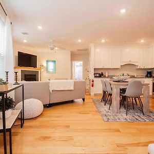 Stylish 2Br W Full Kitchen, Laundry & Cen Air
