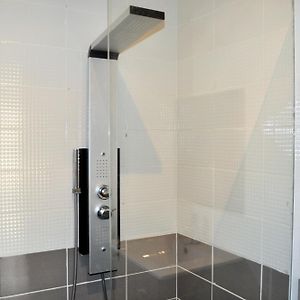 Studio Lit King-Size