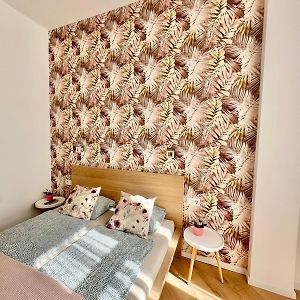 Studio Lit Queen-Size