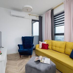 Modern And Bright Apartment With Air Conditioning & Parking By Noclegi Renters