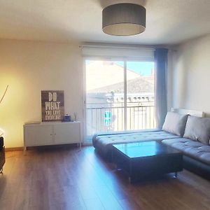 Spacious Apartment With Parking In Bordeaux