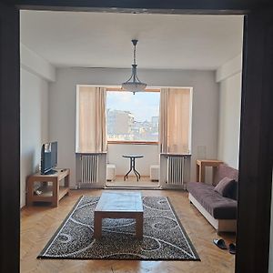 Appartement à 3 Chambres à Coucher aux Étages Supérieurs