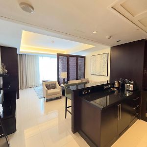 Studio Lit King-Size