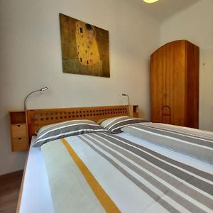 Altbauwohnung Neu Saniert - Fuer Familien Geeignet