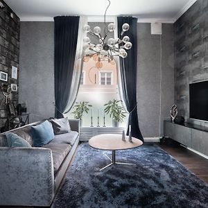Spacious Oasis Only Minutes From The City Center