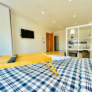 Studio Lit King-Size