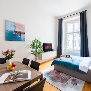 Spacious 3-Bedrooms Apartment Near Karlin Square