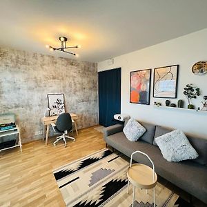 Brand New Modern Condo Built-In Mall Of Tripla