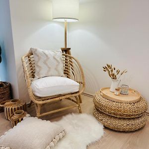 Cozy And Unique Apartment Near Train Station