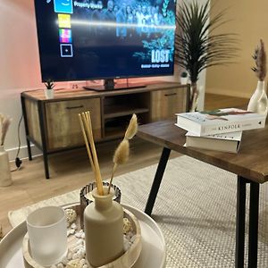 Central Manchester Bohemian Apartment With Terrace & Gym