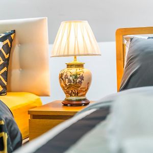 Exquisite 2-Bedroom Penthouse-Sleeps 7-Free Parking With Workstations & High-Speed Wifi