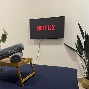 Studio Lit Queen-Size