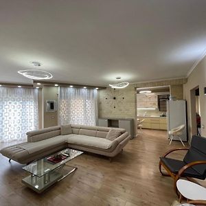 Appartement à 3 Chambres à Coucher