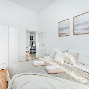 Sunny One Bedroom Apartment By Rentero