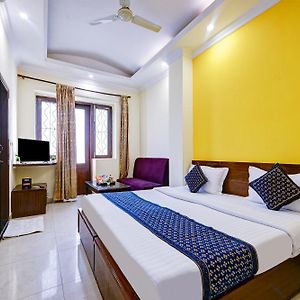 Hotel Vivek Deluxe In City Centre - Near New Delhi Railway Station