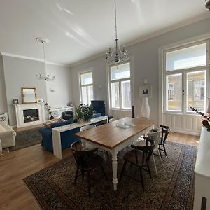 Urban Haven - 3 Beds, 3 Baths, Free Parking, Near Central Market